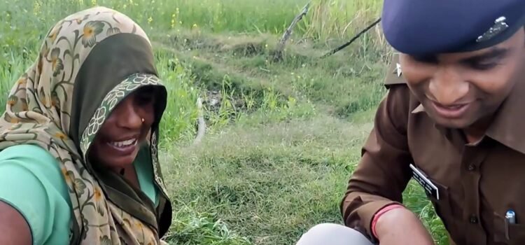 DSP बनकर गांव लौटा बेटा, खेत में काम कर रही मां को देख दौड़ पड़ा गले लगाने, फिर जो हुआ वह था अद्भुत ‘