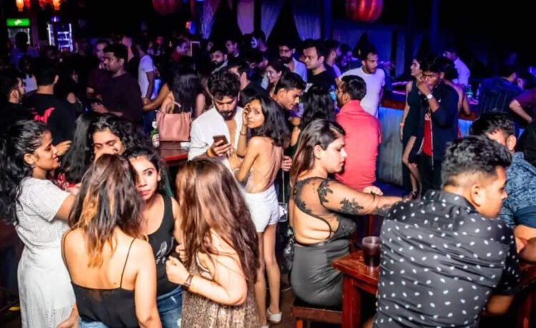 Delhi NCR Night Life NCR की इन 6 जगहों पर लगा रहता है लड़के लड़कियों का जमावड़ा, आधी रात तक चलती है रंगीन पार्टीˈ