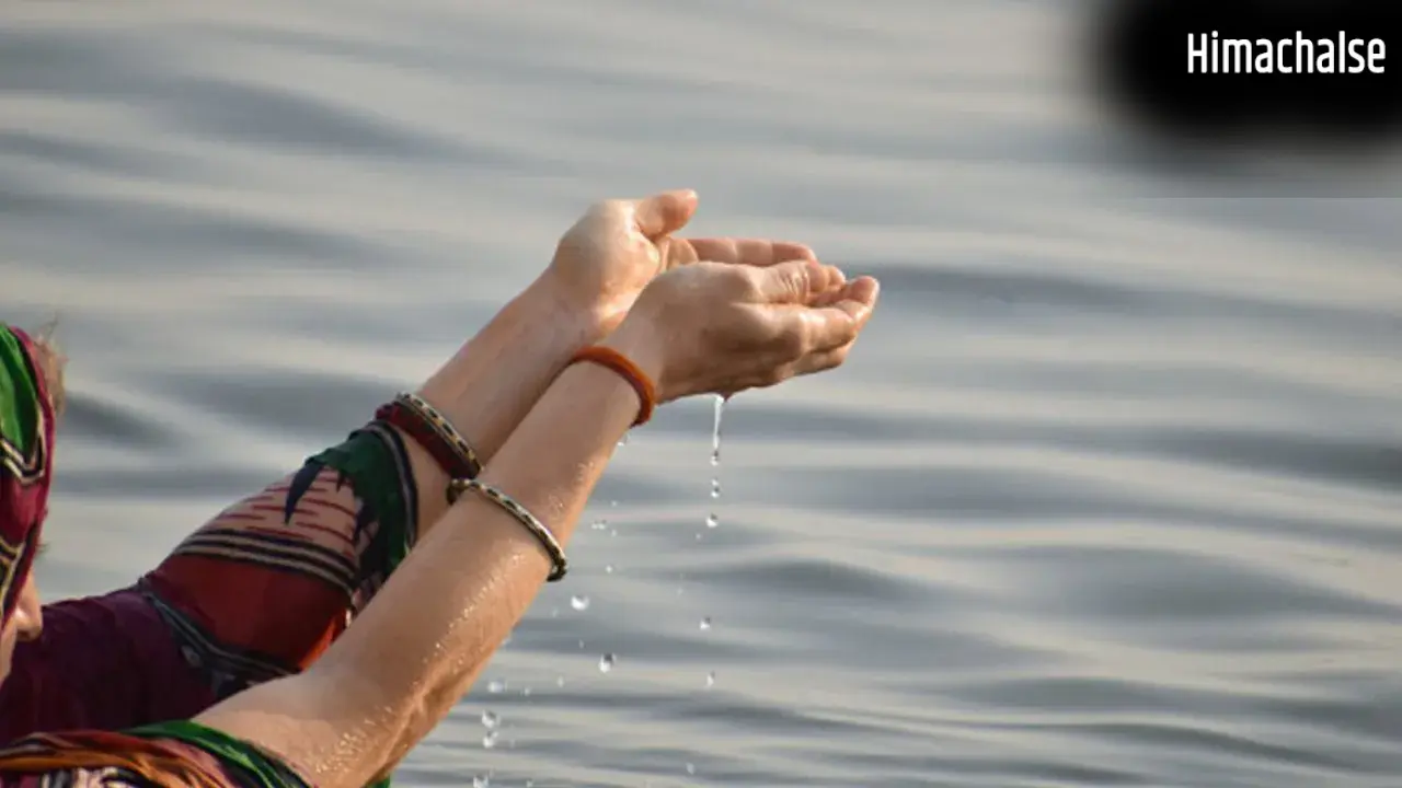 Gangajal Rakhne Ke Niyam: घर में किस जगह और कैसे रखें गंगाजल? जानिए कैसे गंगाजल से जुड़ा है भाग्योदय का योग​