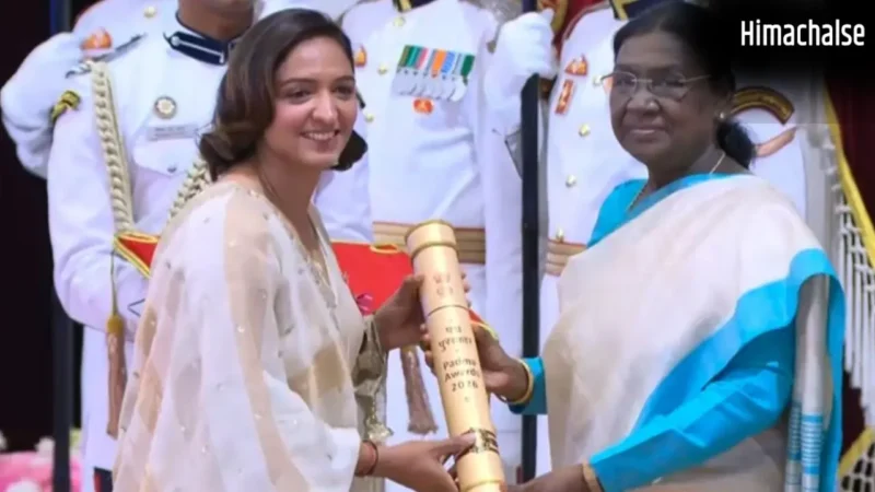 भारतीय महिला क्रिकेट टीम की कप्तान हरमनप्रीत कौर को मिला पद्म श्री, राष्ट्रपति द्रौपदी मुर्मू ने किया सम्मानित​