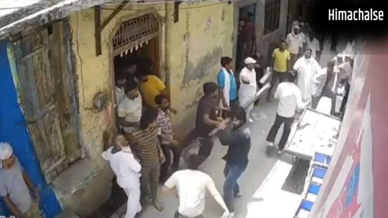 बागपत में कस्टम अधिकारी के घर हमला, लाठी-डंडों से जमकर पीटा; CCTV में कैद हुई वारदात​