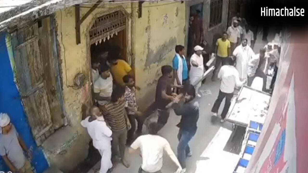 बागपत में कस्टम अधिकारी के घर हमला, लाठी-डंडों से जमकर पीटा; CCTV में कैद हुई वारदात​