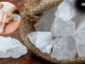 नहाने के पानी में फिटकरी डालने से क्या होता है? जानें फायदे और कितनी मात्रा में मिलाएं?​