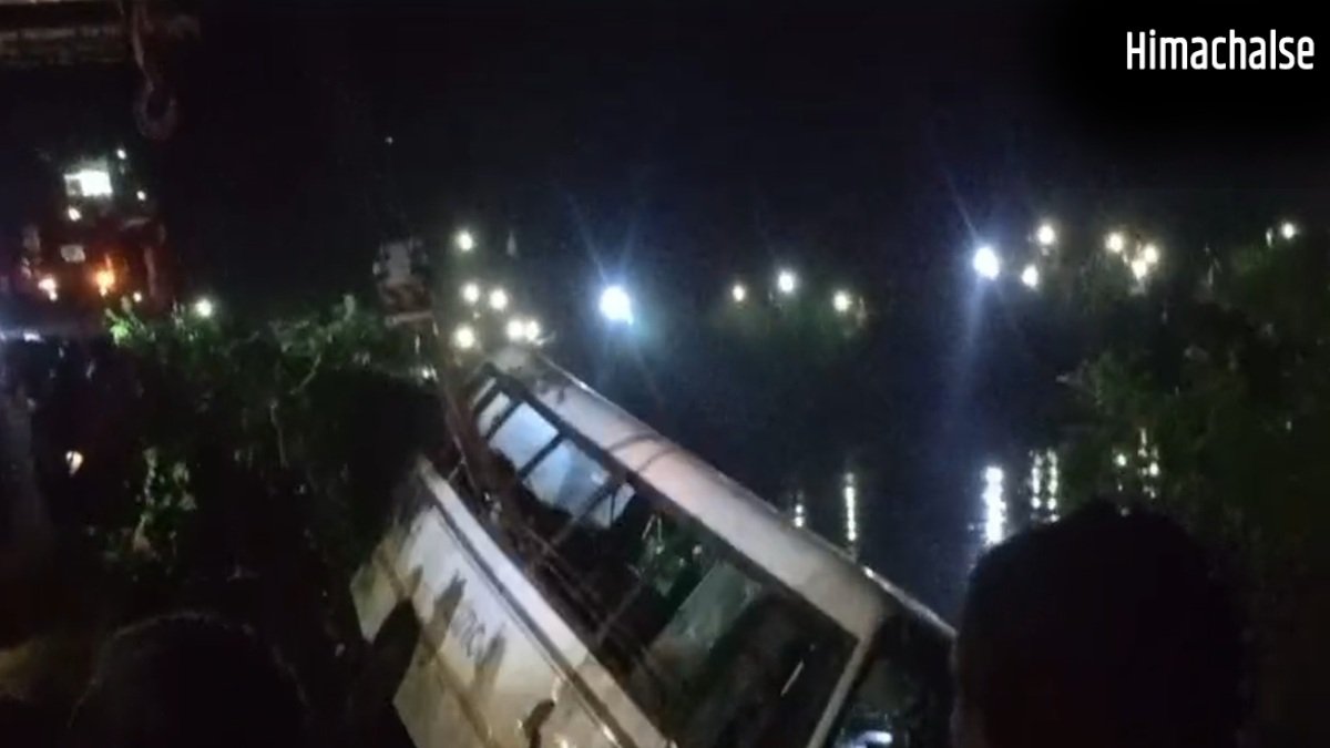 गाजीपुर में 50 यात्रियों से भरी बस 30 फीट गहरे पानी भरे गड्ढे में पलटी, 1 की मौत-24 घायल​