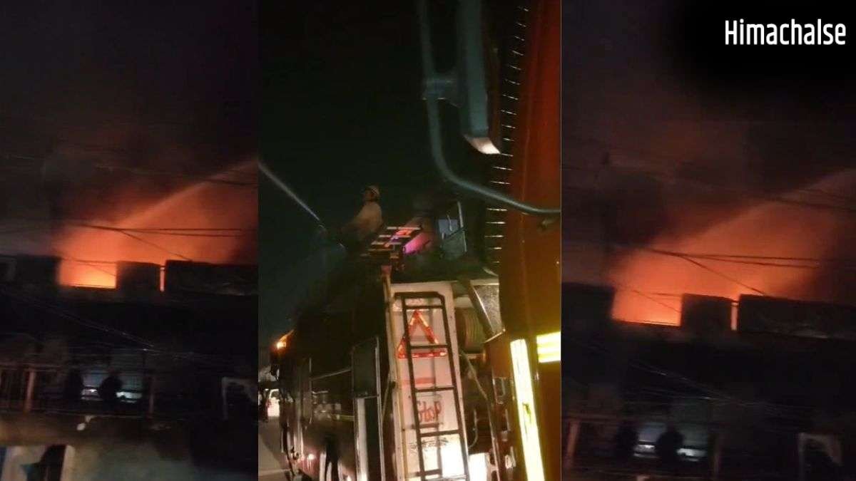 गाजियाबाद में AC के सर्विस सेंटर में लगी भीषण आग, कई धमाकों के साथ फटे एसी गैस सिलेंडर और कंप्रेसर, एक शख्स की मौत​