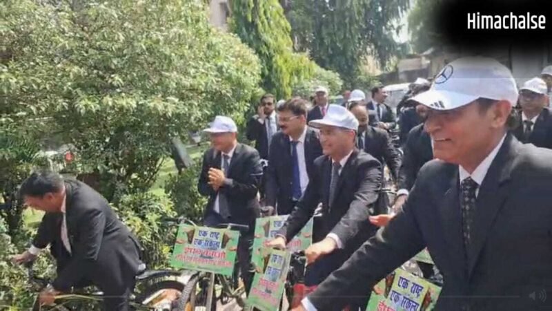 साइकिल पर मीलॉर्ड! लखनऊ हाईकोर्ट के 50 जज ऐसे पहुंचे कोर्ट, वजह क्या?​