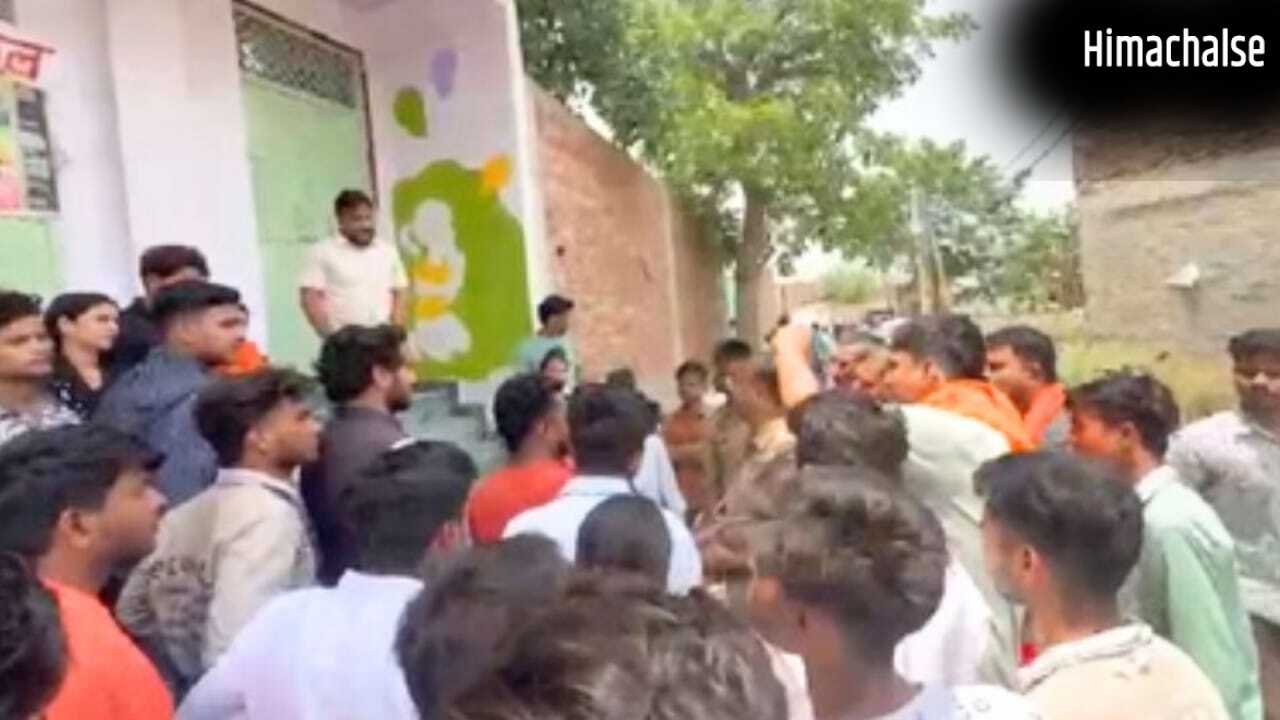 मथुरा में मानवता शर्मसार, नर्सरी की छात्रा ने स्कूल में की उल्टी तो मां से लगवाया पोछा
