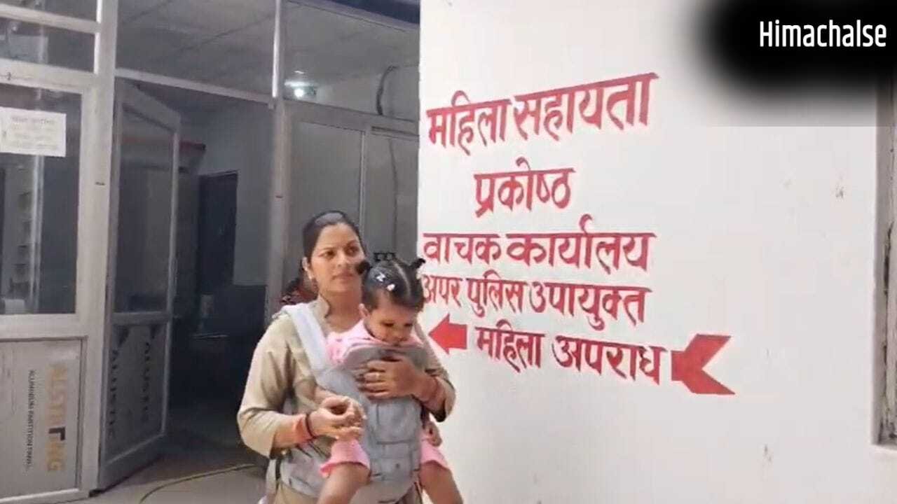 गोद में ढाई साल की बेटी लेकर शिव की नगरी काशी की करती हैं सेवा, वाराणसी की सिपाही साधना के जज्बे की कहानी​