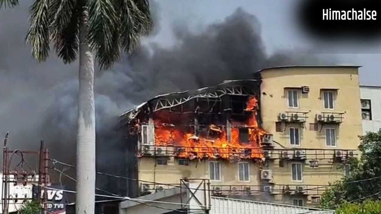 प्रयागराज के बिट्ठल होटल में लगी भीषण आग, 12 लोग फंसे…रेस्क्यू टीम मौके पर​