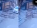 खेलने के दौरान बच्चे पर गिरा भारी लोहे का गेट, मौत के मुंह में समाया; CCTV में कैद​