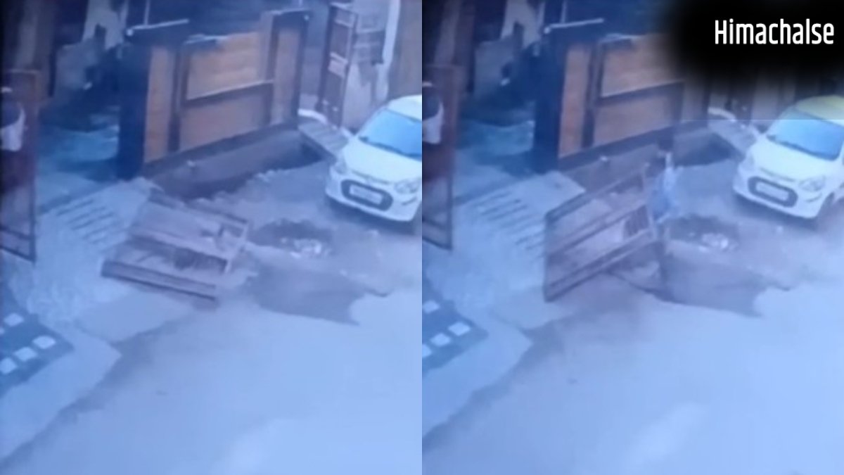 खेलने के दौरान बच्चे पर गिरा भारी लोहे का गेट, मौत के मुंह में समाया; CCTV में कैद​