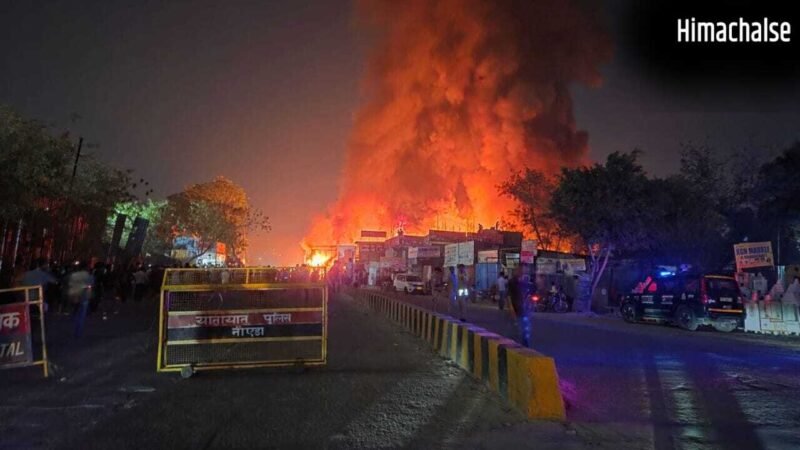 ग्रेटर नोएडा के शाहबेरी फर्नीचर मार्केट में भीषण आग, लाखों का सामान जलकर खाक; बुझाने में जुटी फायर ब्रिगेड​