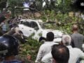 यूपी में आंधी-तूफान ने बरपाया कहर, 37 की मौत, कई बिल्डिंग्स की दीवारें गिरीं, मलबे में दबे लोग, जड़ से उखड़े पेड़​