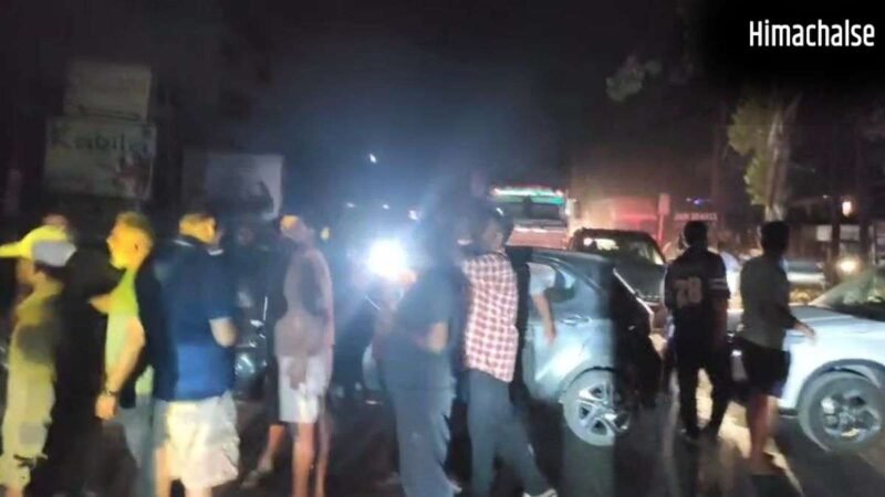 यूपी में भीषण गर्मी और बिजली कटौती का 'डबल अटैक'! फूटा लोगों का गुस्सा, लखनऊ से मुजफ्फरनगर तक किया प्रदर्शन​