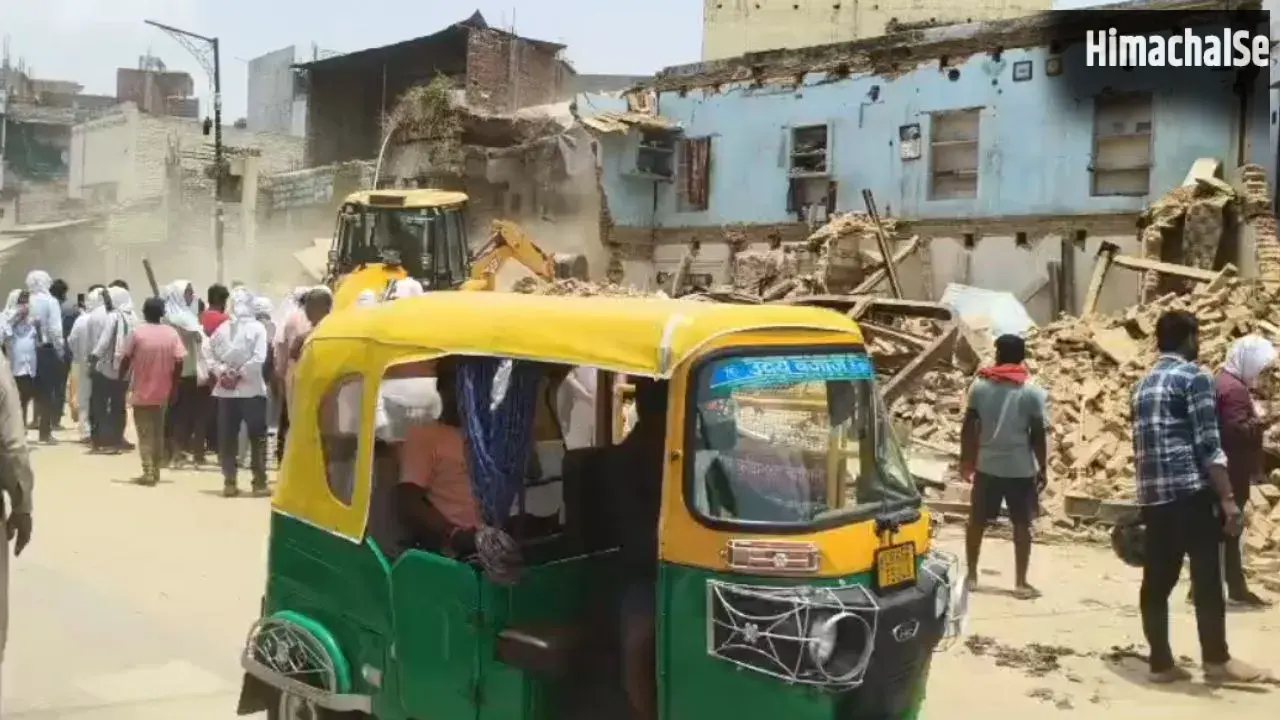 वाराणसी में ग्रैंड ओपनिंग से पहले रेस्टोरेंट पर टूटा बुलडोजर का कहर, पीडब्ल्यूडी बोला- नुकसान की भरपाई करेंगे