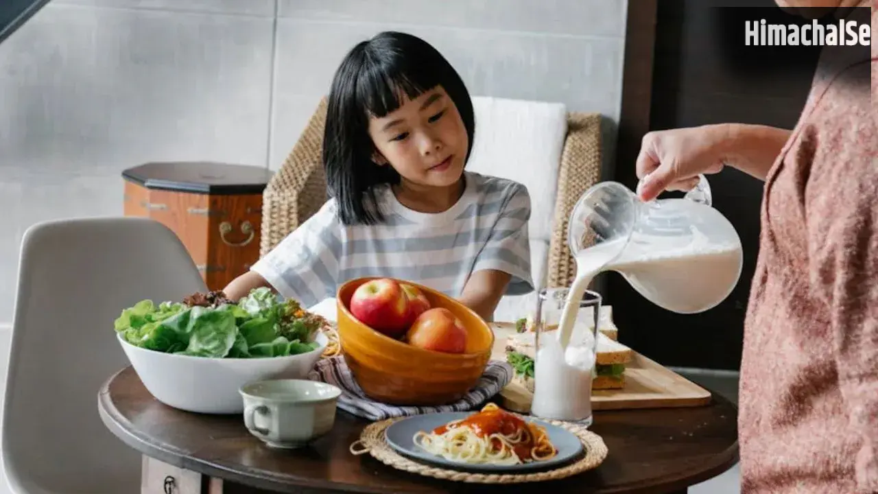 Health Tips For Children: मानसून में बच्चों की डाइट पर रखें खास नजर, ये चीजें बन सकती हैं बीमारी की वजह​