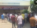 थाने के सामने मंदिर की जमीन पर कब्जे का आरोप, चौकीदार से मारपीट; जैन समाज के लोगों ने किया थाने का घेराव​