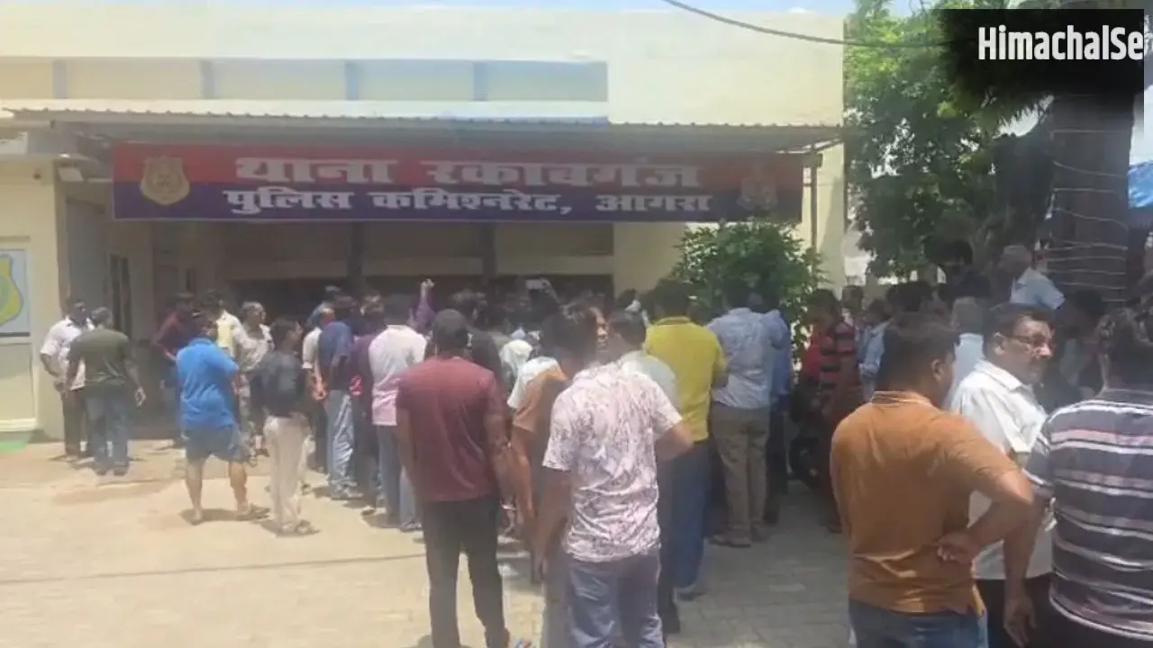 थाने के सामने मंदिर की जमीन पर कब्जे का आरोप, चौकीदार से मारपीट; जैन समाज के लोगों ने किया थाने का घेराव​