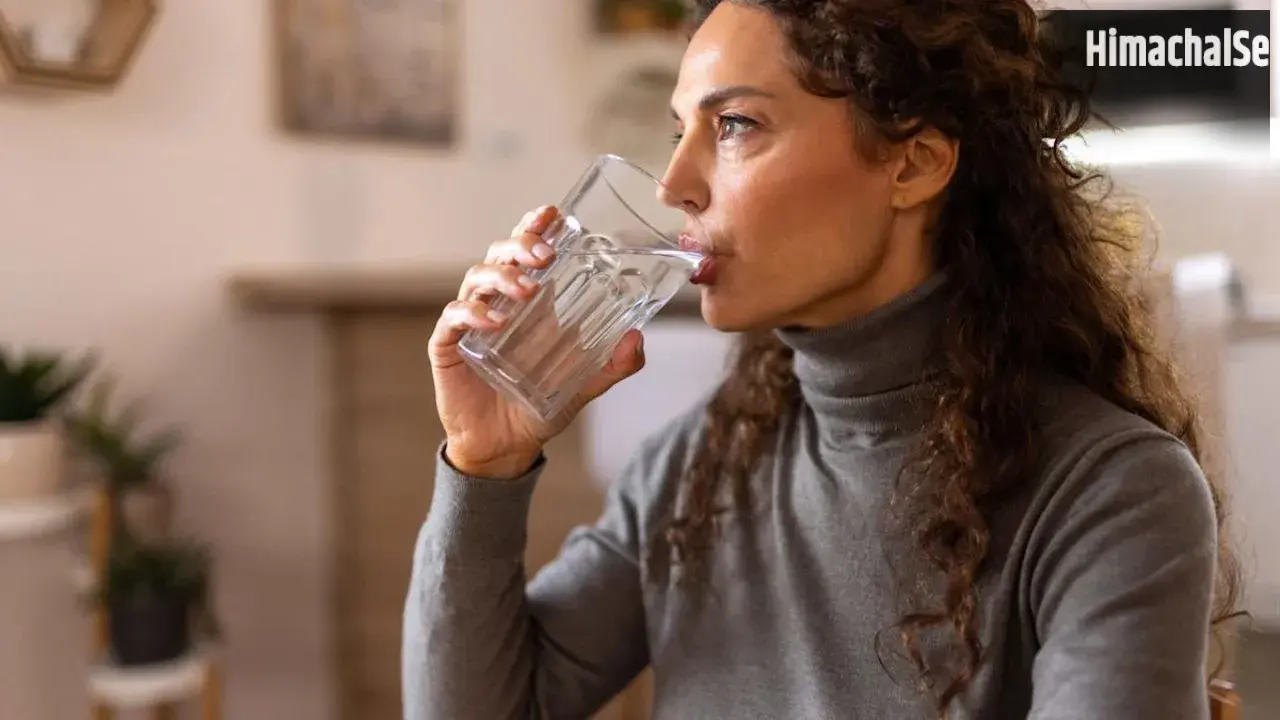 Hydration Signs: क्या आप पी रहे हैं पर्याप्त पानी? ये 6 संकेत बताएंगे आपका शरीर भी डिहाइड्रेटेड तो नहीं​