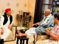 UP Chunav 2027: अखिलेश यादव के सामने टेबल पर पैर रखकर बात करने वाला ये नेता कौन? तस्वीरें सोशल मीडिया पर वायरल​