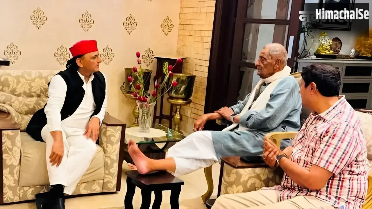 UP Chunav 2027: अखिलेश यादव के सामने टेबल पर पैर रखकर बात करने वाला ये नेता कौन? तस्वीरें सोशल मीडिया पर वायरल​