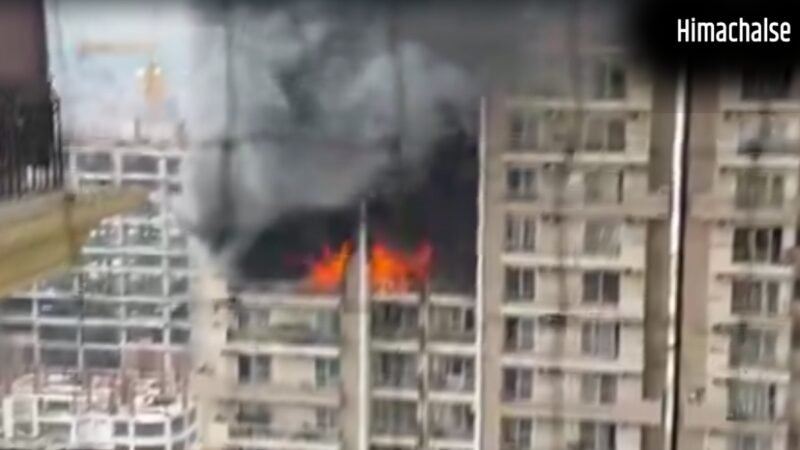 नोएडा सेक्टर-74 की IVY काउंटी सोसाइटी में भीषण आग, रेस्क्यू ऑपरेशन जारी, आग बुझाने में जुटी फायर ब्रिगेड​