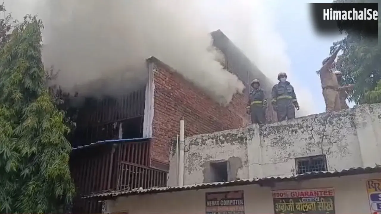 Fire Breaks Out: आगरा की जूता फैक्ट्री में भीषण आग, धुएं और लपटों से मचा हड़कंप, दमकल की कई गाड़ियां मौके पर​