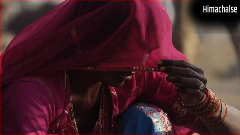 आधी रात को लौटा पति, पत्नी के हाथ में फोन देख बोला- किससे कर रही बात? फिर जान से ही मार डाला​