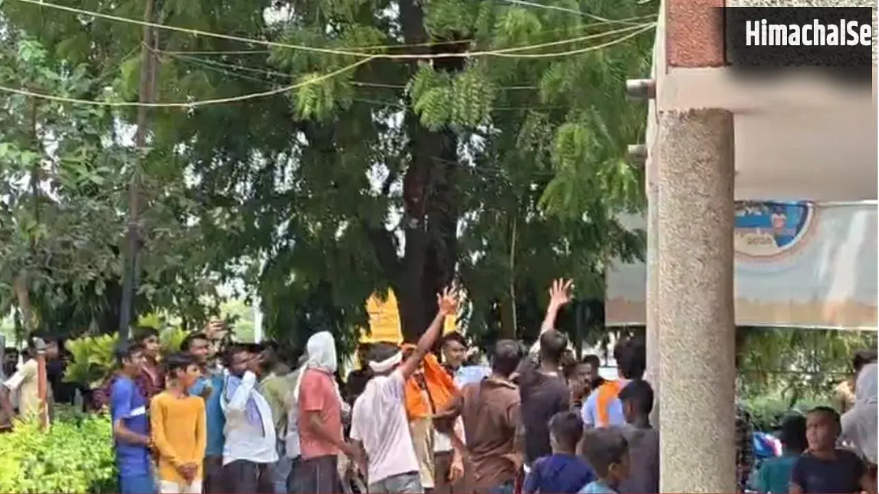 कानपुर: गोलू हत्याकांड में आरोपियों की गिरफ्तारी न होने पर फूटा गुस्सा, महाराजपुर थाने का घेराव​