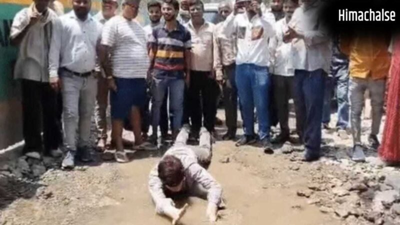 कानपुर में अनोखा प्रदर्शन… 2 साल से बदहाल है सड़क; कीचड़ में लोटकर पूर्व पार्षद ने किया विरोध​