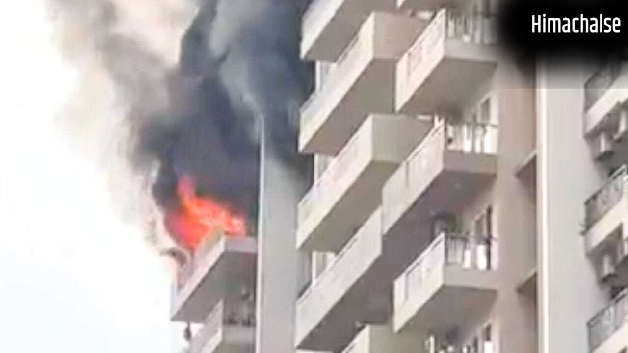 नोएडा की IVY काउंटी सोसाइटी में लगी भीषण आग, 2 फ्लैट जलकर राख​