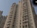 ग्रेटर नोएडा वेस्ट में मां को चाकू मारने के बाद 5वीं मंजिल से कूद गया युवक, गिरने से मौत​