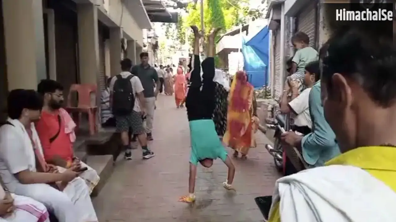 Barsana: 13 वर्षीय आराध्य ने हाथों के बल पूरी की बरसाना की 7 किलोमीटर परिक्रमा, दादी को दी अनूठी श्रद्धांजलि​