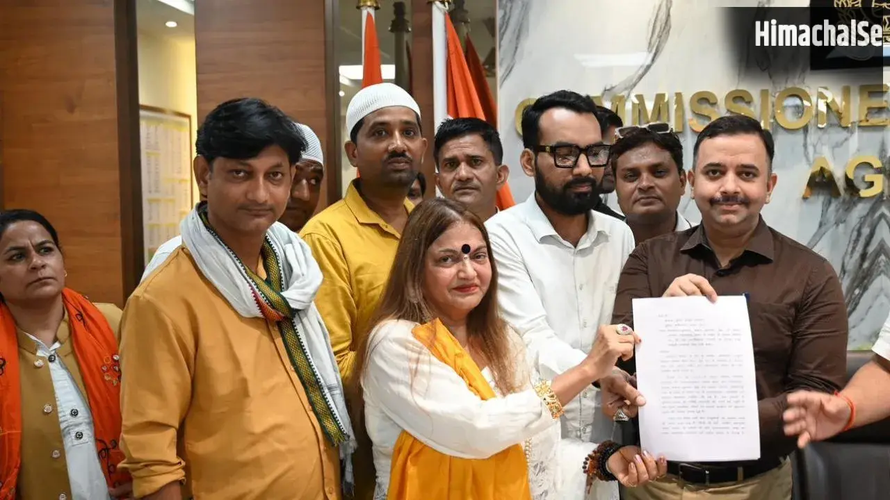 आगरा में नाज़िया इलाही के खिलाफ कार्रवाई की मांग, सशक्त पीली सेना ने डीसीपी को सौंपा ज्ञापन