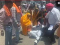 आगरा में स्वामी प्रसाद मौर्य के खिलाफ हिंदू महासभा का फूटा गुस्सा; पुतले को बांधकर ले गए मानसिक अस्पताल​