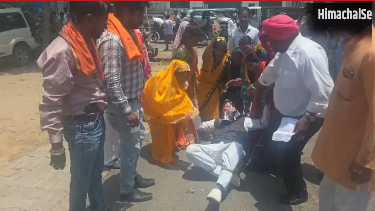 आगरा में स्वामी प्रसाद मौर्य के खिलाफ हिंदू महासभा का फूटा गुस्सा; पुतले को बांधकर ले गए मानसिक अस्पताल​