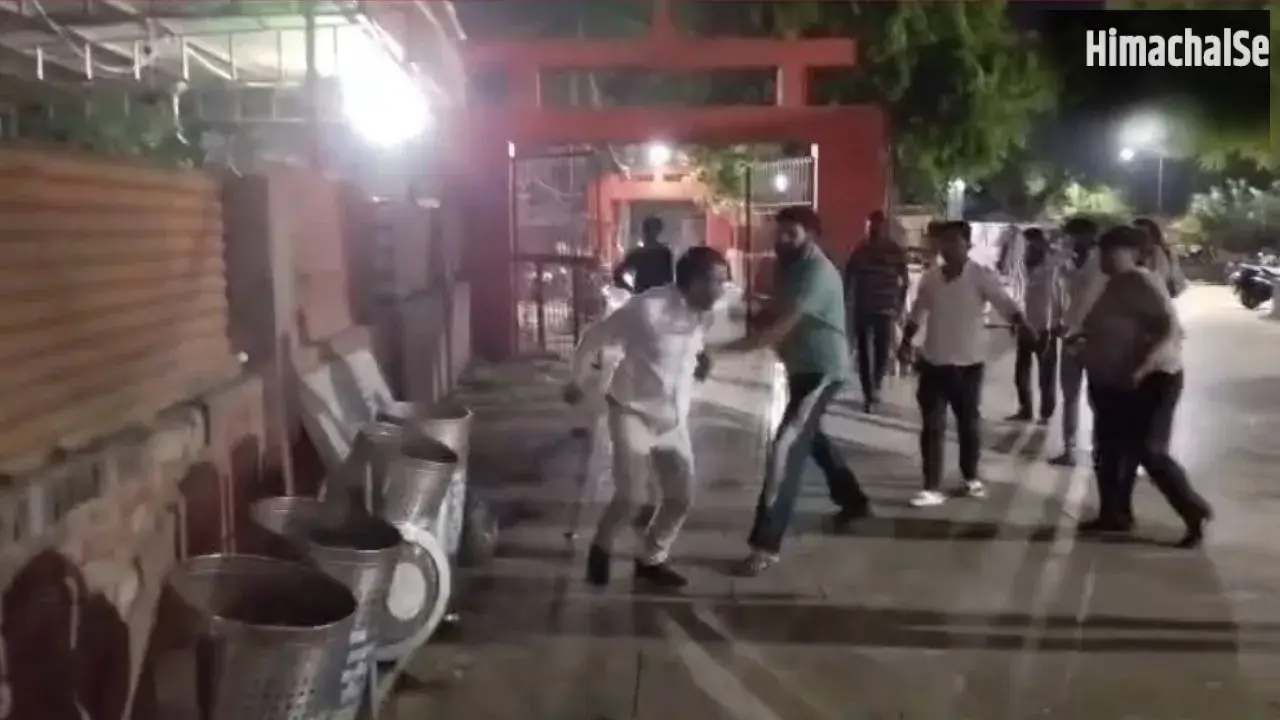 अयोध्या के बाद अब आगरा के शनिदेव मंदिर में चढ़ावे पर बवाल, चौथ वसूली के आरोप से मचा हड़कंप​