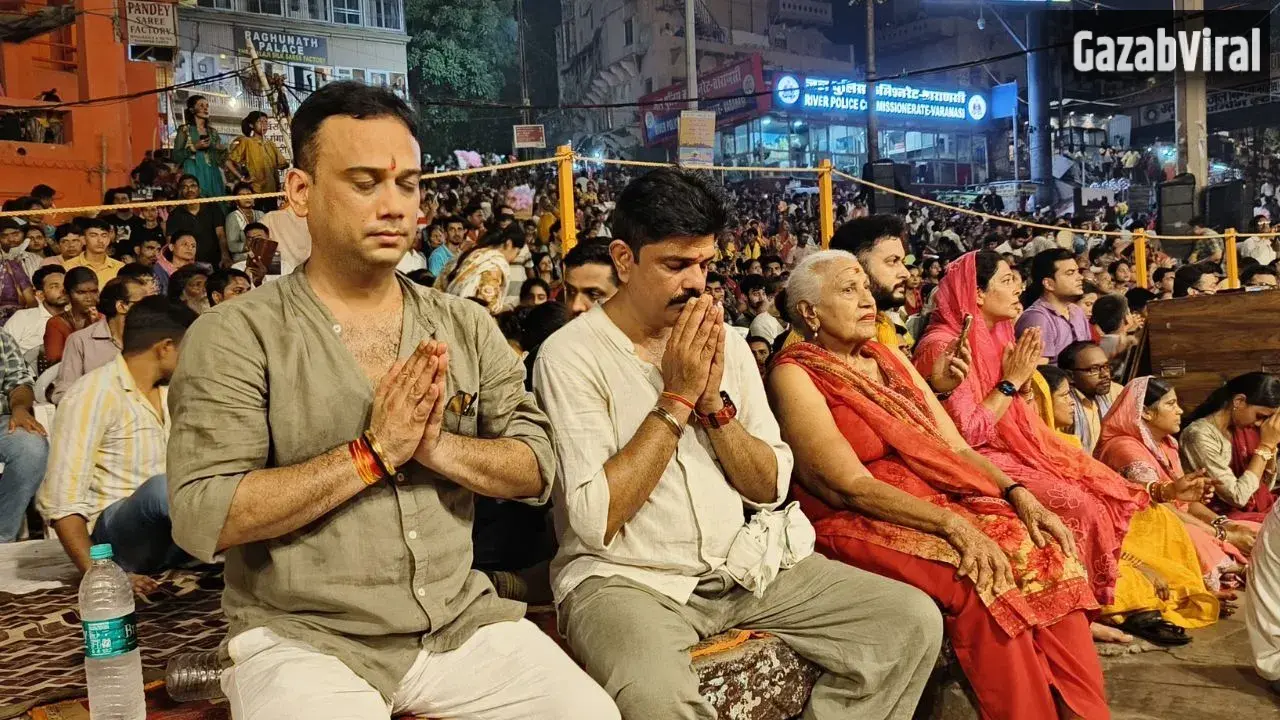 काशी की गंगा आरती में पहुंचे अभिनेता अमित सियाल, बोले- मां गंगा के दरबार में मिली आत्मिक शांति