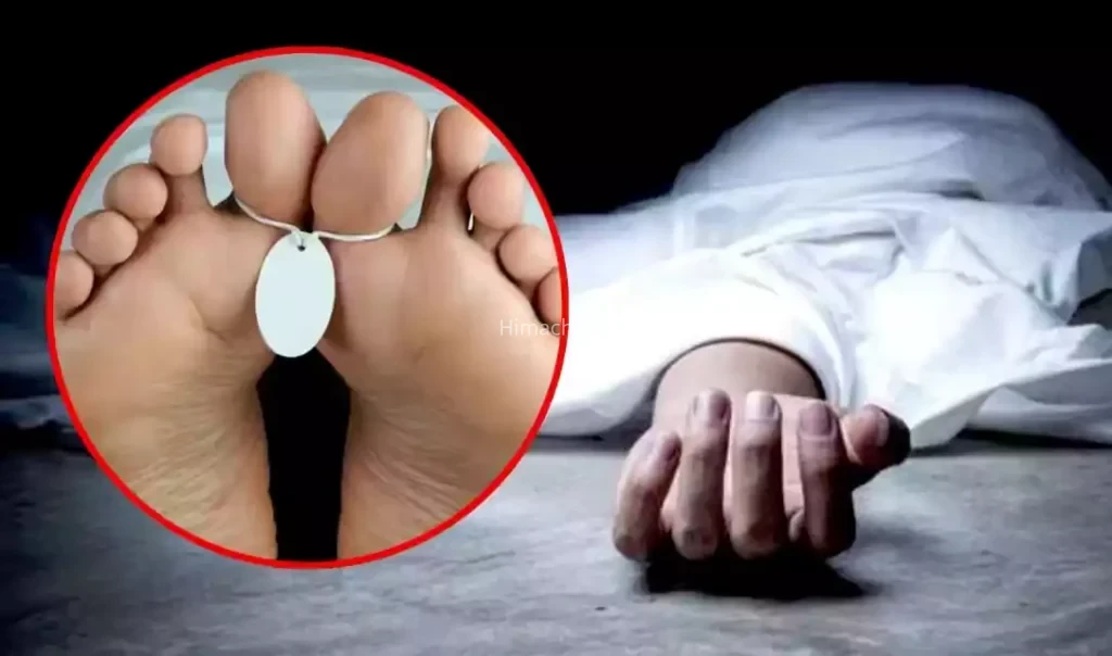 मरने के बाद इस वजह से पैरों की बांधी जाती हैं उंगलियां, आत्मा से है इसका संबंध