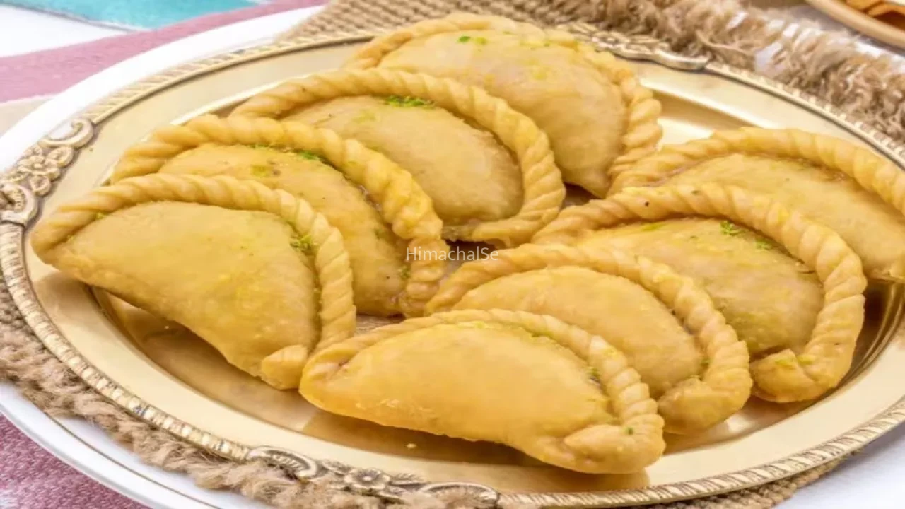 Baked Gujiya Recipe: बिना तेल के बनाएं हेल्दी बेक्ड गुजिया, खजूर और ड्राई फ्रूट्स की स्टफिंग देगी स्वाद के साथ​