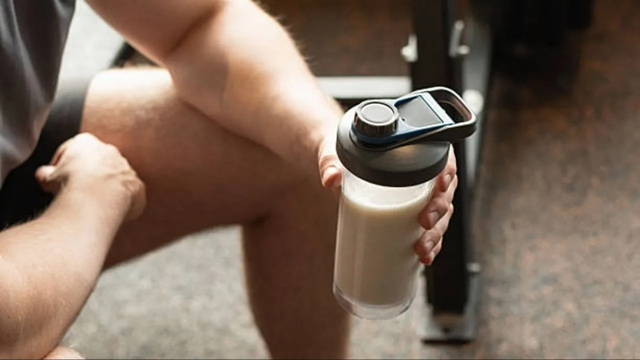 Creatine Supplement: मसल स्ट्रेंथ से लेकर मेनोपॉज तक, जानें क्रिएटिन के फायदे और जरूरी सावधानियां​