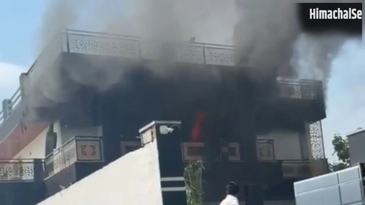 ग्रेटर नोएडा में एसी ब्लास्ट से मचा हड़कंप, देखते ही देखते आग की चपेट में आया पूरा मकान; लाखों का सामान राख​