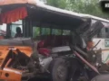 उत्तर प्रदेश के बहराइच में भीषण सड़क हादसा! ट्रक और बस में टक्कर के बाद मची चीख-पुकार, 1 की मौत, 11 लोग घायल​