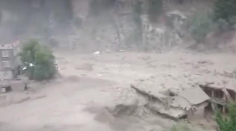 अचानक आई बाढ़ से भारी तबाही, 10 की मौत, 100 से ज्यादा लापता