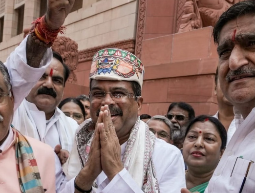 धर्मेंद्र प्रधान के स्वागत पर सियासी घमासान, भाजपा ने ‘जिंदाबाद’ तो विपक्ष ने ‘पेपर चोर’ के लगाए नारे