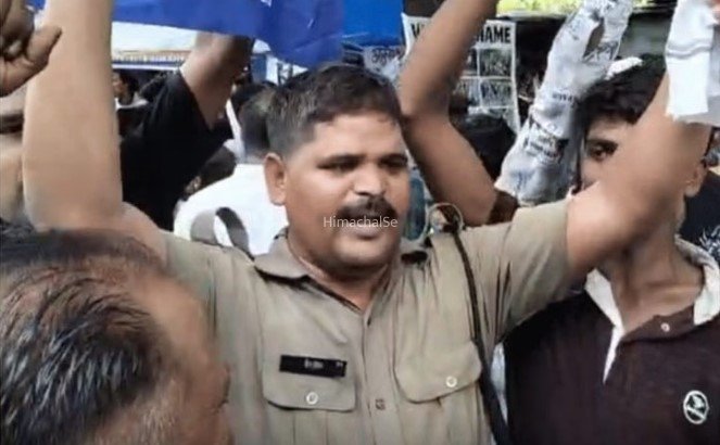 जंतर-मंतर पर धरने में शामिल हुआ पुलिस का कांस्टेबल, बोलाः देश नहीं बचेगा तो नौकरी का…