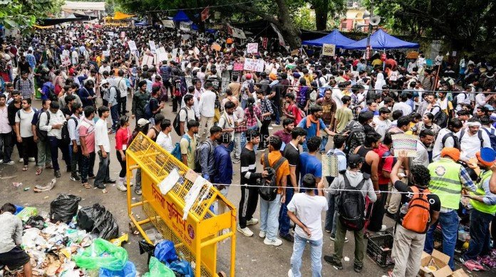 सड़क पर लोहे की शीट्स और ठोंकी गईं कीलें, दिल्ली पुलिस की जंतर-मंतर पर अभेद्य किलाबंदी​