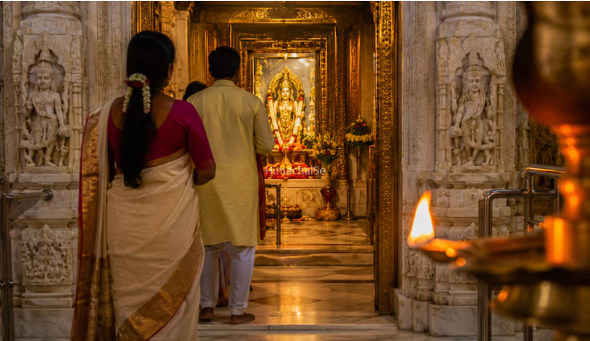 क्यों मंदिर से हमेशा उल्टे कदम ही बाहर निकलते हैं लोग? जानिए भगवान की तरफ पीठ न करने के 4 बड़े कारण