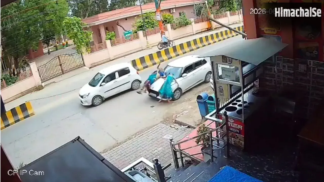 मथुरा में तेज रफ्तार स्विफ्ट कार ने दो महिलाओं को मारी टक्कर; सीसीटीवी में कैद हुई पूरी घटना, चालक फरार​