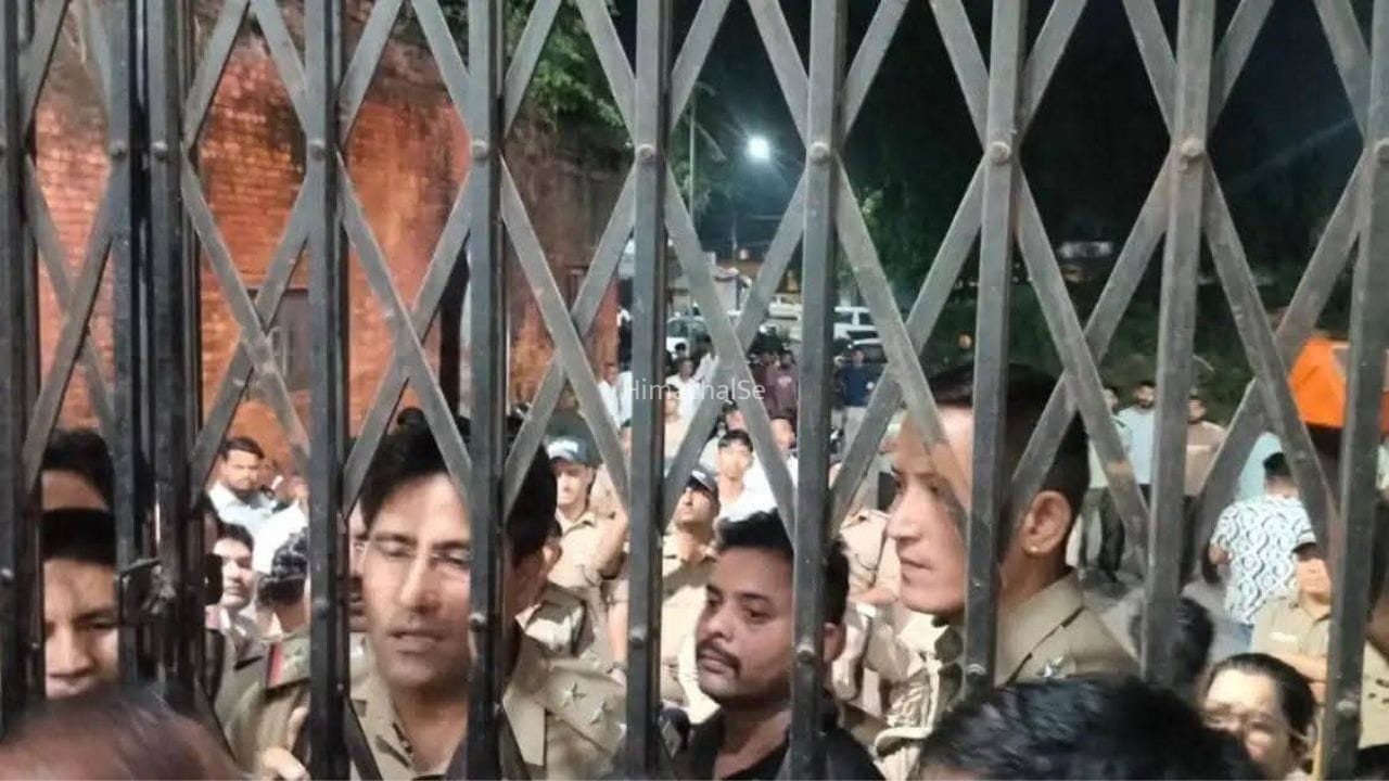 रिश्वतखोरों को किया गिरफ्तार, तो विजिलेंस टीम को ही बना दिया बंधक… 20 घंटे से अंदर फंसी टीम